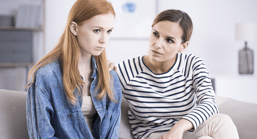 mãe e filha conversando sobre transtorno alimentar