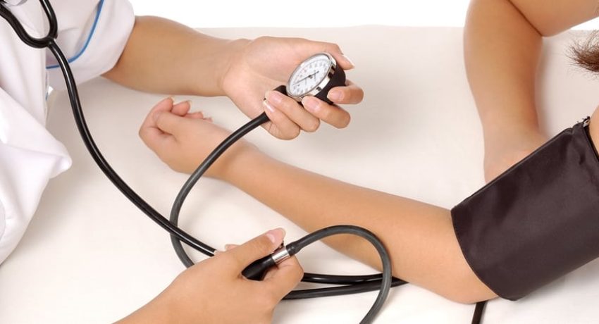 o que causa pressão alta